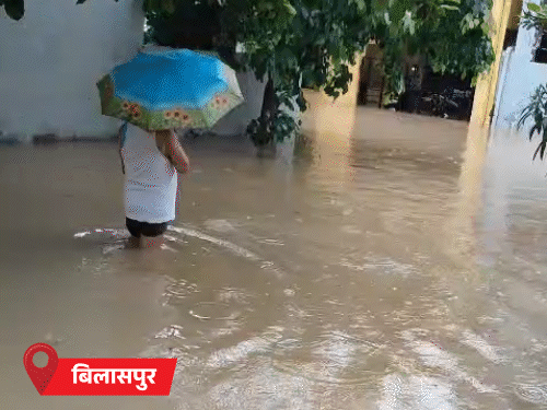 श्रीकांत वर्मा मार्ग, हंसा विहार, मित्र विहार और शिवम होम्स समेत कई इलाकों में पानी भर गया।