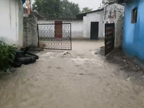 बिलासपुर में रातभर बारिश से निचले इलाकों की बस्तियों में पानी भर गया।