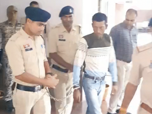 पुलिस ने महिला से रेप और हत्या के आरोपी को अरेस्ट कर लिया है।