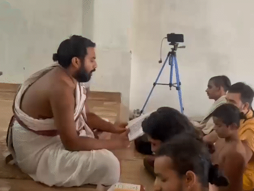 राम मंदिरातील देणगी चोरीनंतर श्रीरामजन्मभूमी तीर्थ क्षेत्र ट्रस्टने प्रायश्चित्तासाठी पूजा-अर्चा सुरू केली आहे.