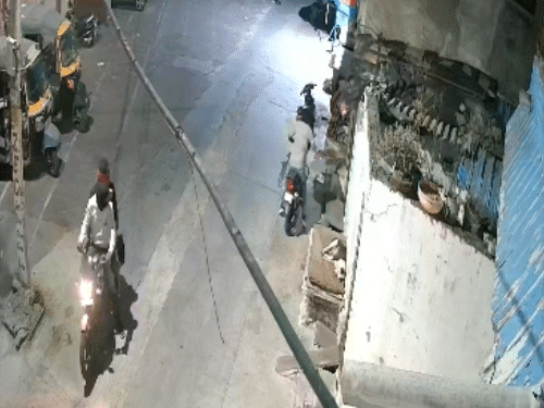 बदमाश महज 25 सेकेंड में बाइक चोरी कर भाग जाता है। साथ ही पास खड़े दोनों बदमाश भी रफूचक्कर हो जाते है।