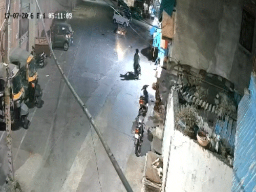 तीन बाइक सवार बदमाश पहले रेकी करते हैं।