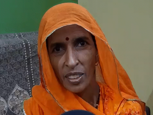 डिंपल की मां अनिता कंवर का कहना है कि डिंपल के पापा का सपना था कि बेटी डॉक्टर बने।