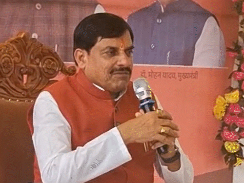 सीएम ने मजदूरों से संवाद भी किया।