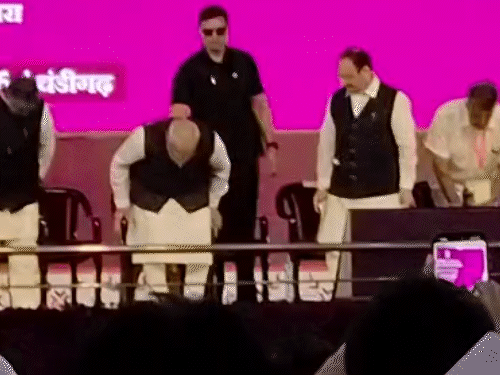 पीएम मोदी के चंडीगढ़ आते ही वो पीजीआई पहुंचे। यहां स्टेज पर केंद्रीय मंत्री जेपी नड्डा और कांग्रेस सांसद मनीष तिवारी भी साथ रहे।