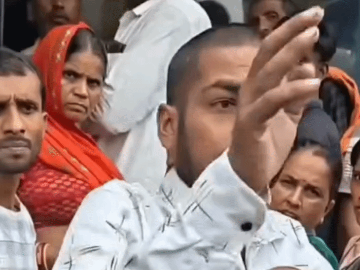 आक्रोशित लोगों ने युवक की पिटाई कर दी।