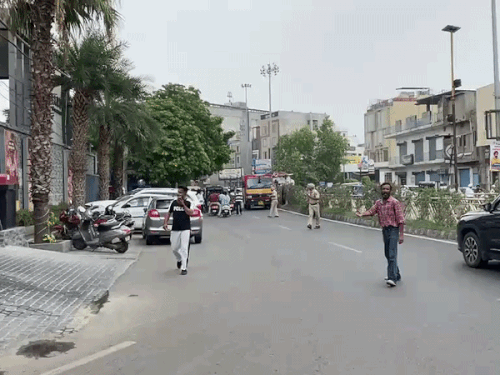फायर ब्रिगेड की कई गाड़ियां मौके पर पहुंचीं।