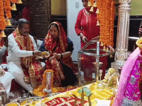 मंदिर में पूजा-अर्चना करते शिक्षा मंत्री धर्मेंद्र प्रधान
