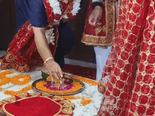 मंदिर में चांदी के घोड़े चढ़ाते धर्मेंद प्रधान और उनकी पत्नी मृदुला प्रधान।