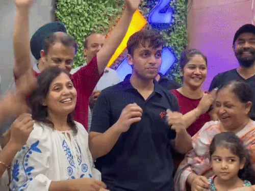 परिवार के साथ खुशी मनाते हुए आर्यन गुप्ता