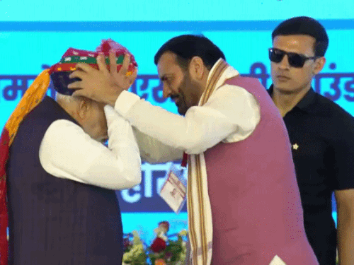 मुख्यमंत्री नायब सैनी ने प्रधानमंत्री नरेंद्र मोदी को पगड़ी पहनाई।