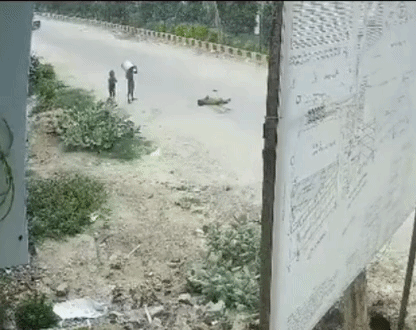 जिसके बाद पीछे से एक मासूम दौड़ कर आया और गोद में उठाकर भागा।