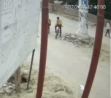 घटना के बाद दूसरा मासूम गोद में लेकर जाता दिखा जिसके बाद मौके पर पहुंचे कुछ लोग।