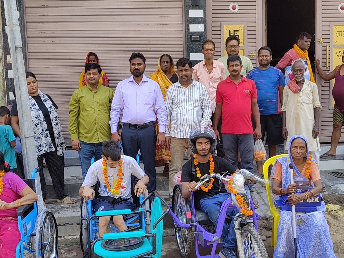 पूर्व पार्षद के आवास पर एलिम्को ने किया वितरण|दानापुर,Danapur - Dainik Bhaskar