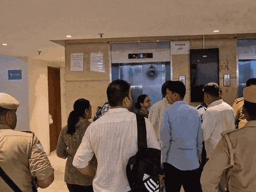 गुरुवार रात और शुक्रवार तड़के पुलिस और क्राइम की टीम ने ओमेक्स अपार्टमेंट में छापेमारी की।