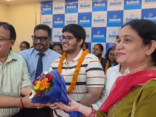 आर्यन अब एम्स नई दिल्ली में एमबीबीएस में प्रवेश लेकर अपना सपना पूरा करने के लिए उत्साहित हैं।