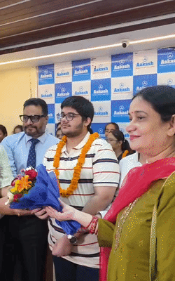 सफलता पर रात से ही बधाइयों और शुभकामनाओं का तांता लगा हुआ है।