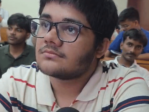 आर्यन का कहना है कि छात्रों को कभी यह सोचकर तैयारी नहीं करनी चाहिए कि पेपर आसान आएगा।