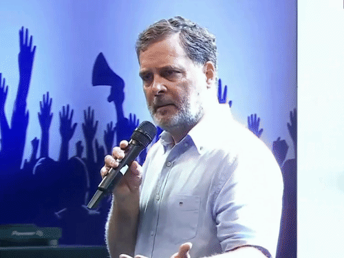 राहुल बोले- शिक्षा व्यवस्था से भारतीय युवा निराश: इंदौर में 'छात्रों की गूंज' से 8 दिन पहले सुझाव मांगे; अब तक 4 बार छात्रों से बात कर चुके राहुल गांधी ने देहरादून के बन्नू स्कूल ग्राउंड में कार्यक्रम किया था।