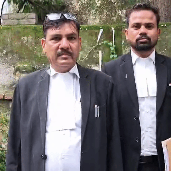 ये राज के वकील कुलदीप कुमार हैं। जिन्होंने उसके दोषियों को फांसी की सजा दिलाई।