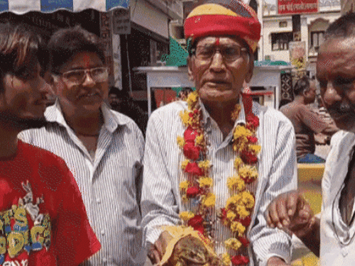 राजस्थान में अच्छी बारिश के लिए बांसवाड़ा में मेंढक-मेंढकी की शादी करवाई गई।