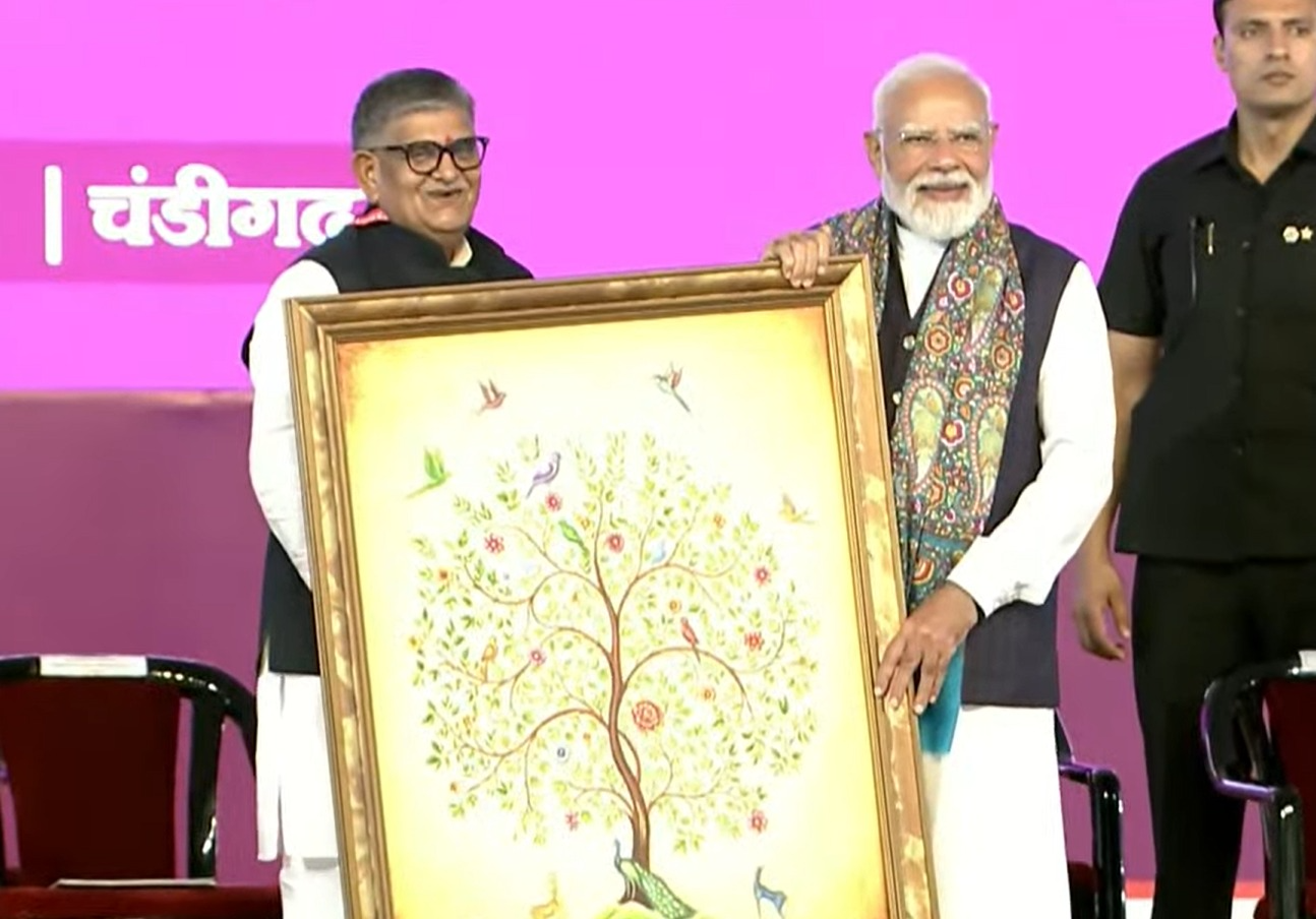 प्रधानमंत्री को तस्वीर भेंट करते गवर्नर गुलाब चंद कटारिया।