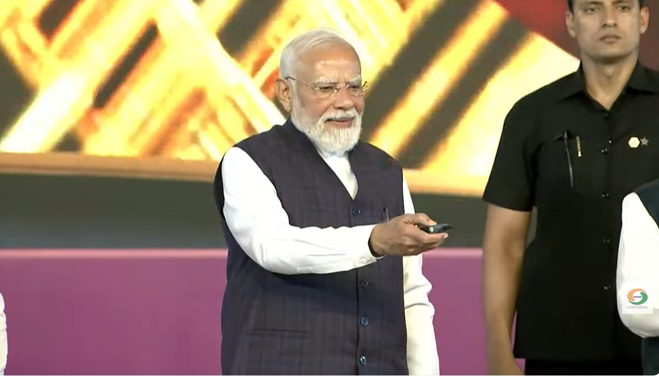प्रधानमंत्रा मोदी ने रिमोट दबाकर परियोजनाओं का शिलान्यास किया।