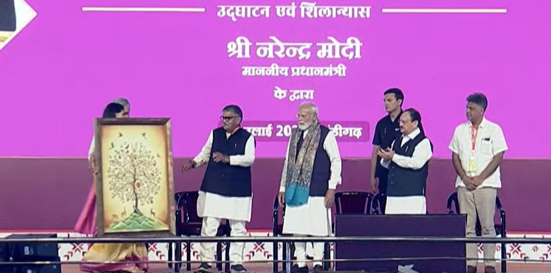 पीएम के चंडीगढ़ आते ही उनका स्वागत करते पंजाब के गवर्नर गुलाब चंद कटारिया। स्टेज पर साथ केंद्रीय मंत्री जेपी नड्डा और कांग्रेस सांसद मनीष तिवारी भी मौजूद हैं।