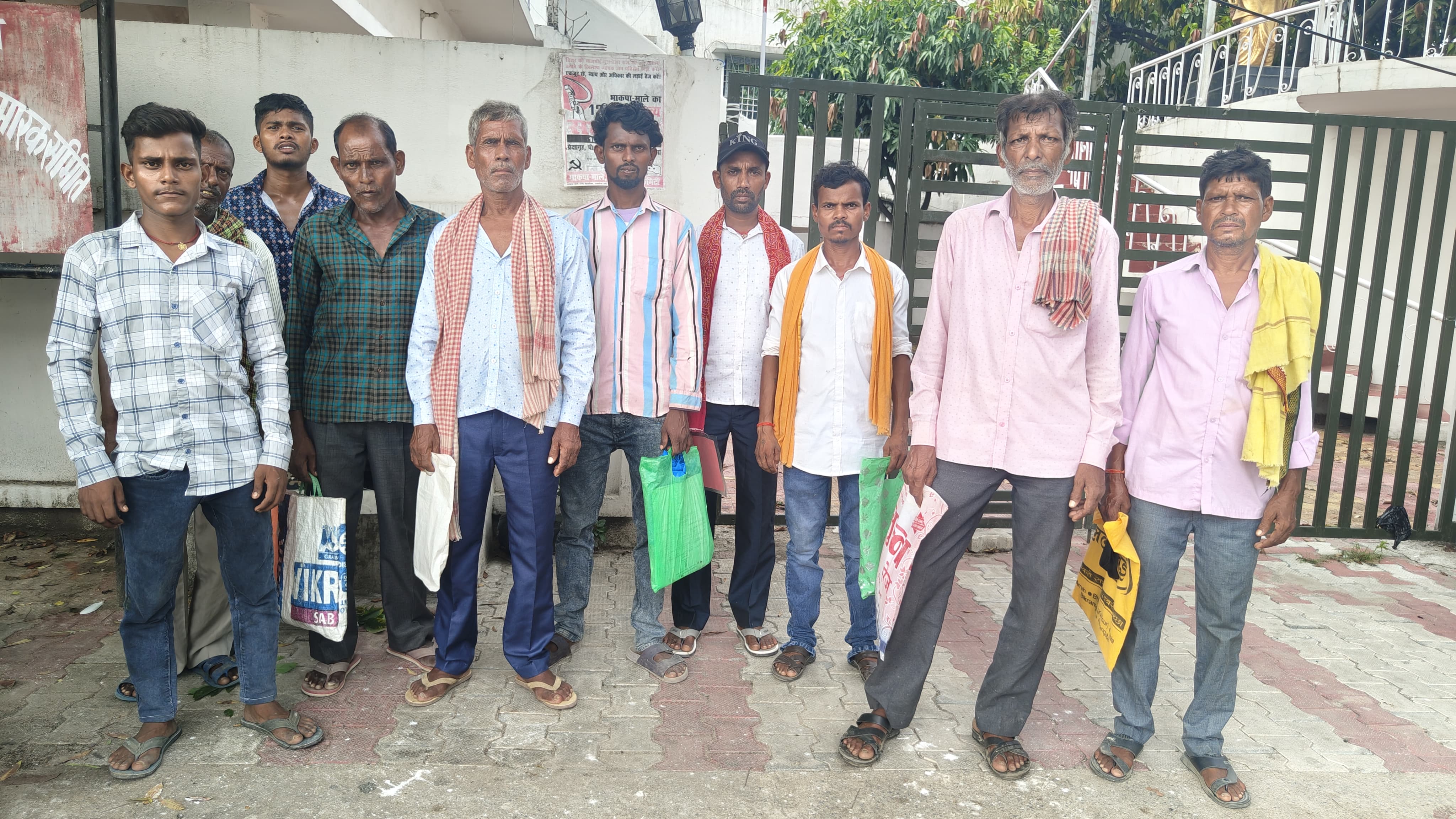 डीएम से गुहार लगाने पहुंचे ग्रामीण।