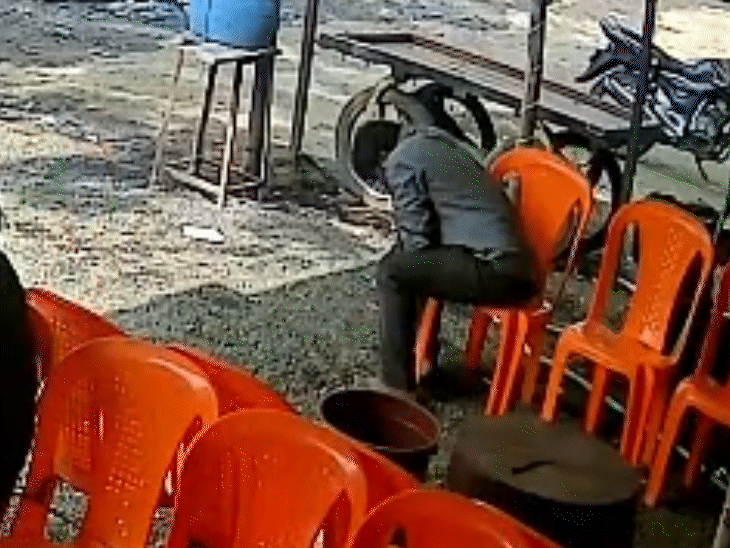 जब उनकी तबीयत बिगड़ी तो वह कुर्सी पर बैठे-बैठे ही डोलने लगे.