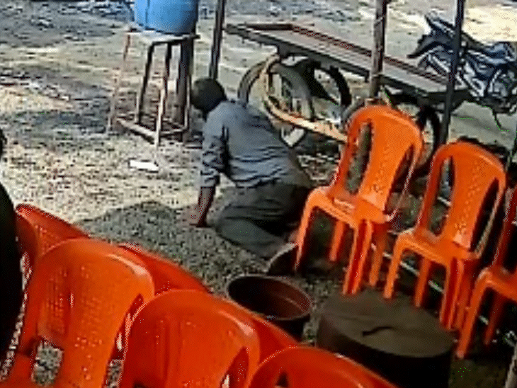 युवक कुछ देर तक जमीन पर बैठा रहा।