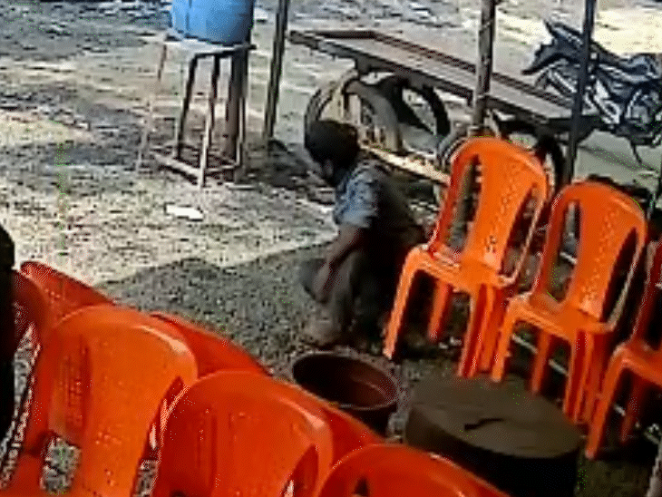 थोड़ी देर बाद वो लेट गया.