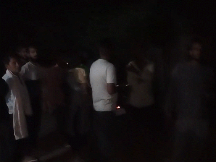 बजरंग दल और वीएचपी कार्यकर्ताओं ने गोमांस का आरोप लगाते हुए हंगामा किया.