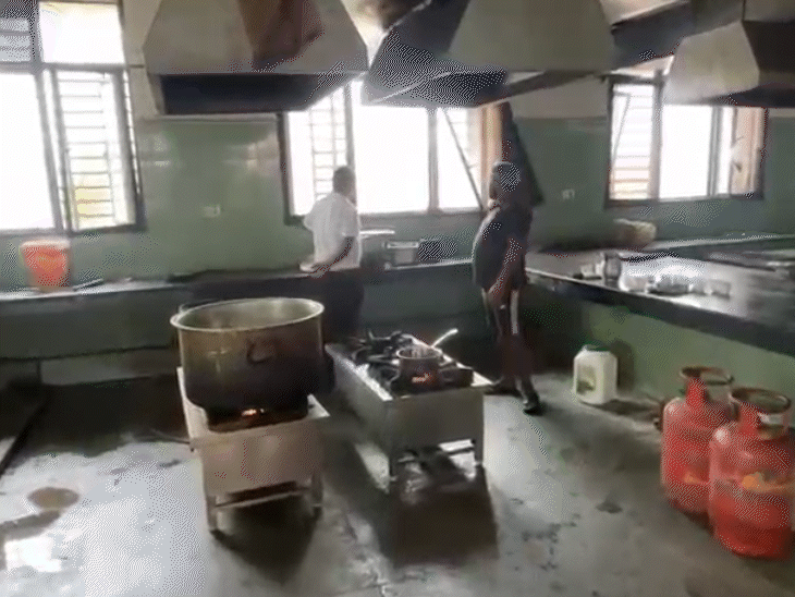 हॉस्टल की रसोई में कई खामियां मिली हैं।