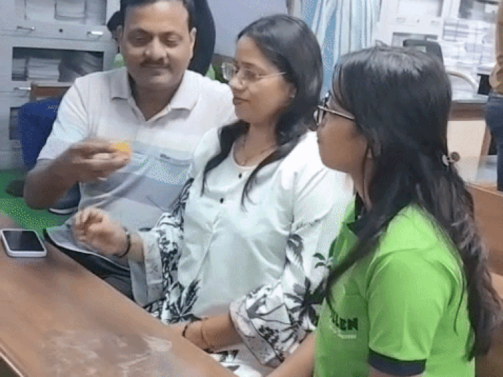 गुंजन की नीट में 52वीं रैंक आई है। गुंजन लखनऊ की रहने वाली है। कोटा में पढ़ाई की है।