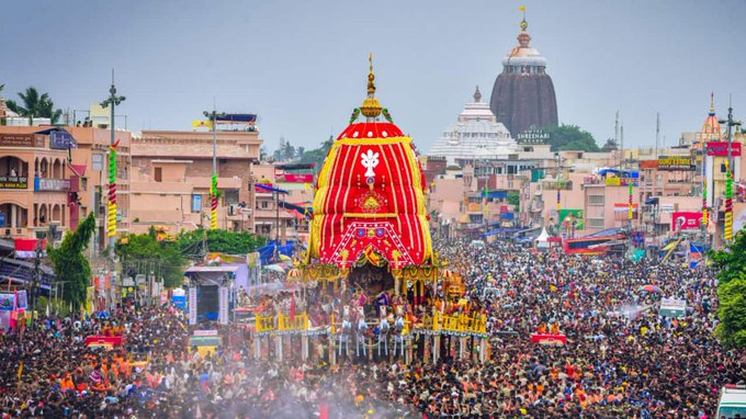 पुरी में भगवान जगन्नाथ के दर्शन और रथ खींचने के लिए श्रद्धालुओं की भारी भीड़ उमड़ी।