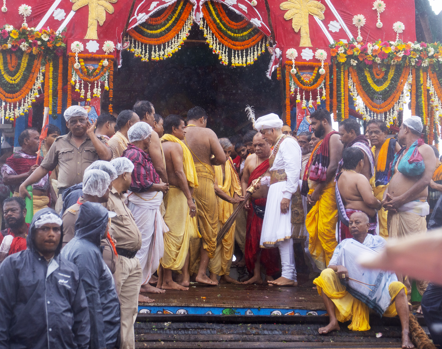 पुरी के गजपति महाराजा दिव्यसिंह देव ने रथयात्रा निकलने से पहले सोने की झाड़ू से सफाई की।
