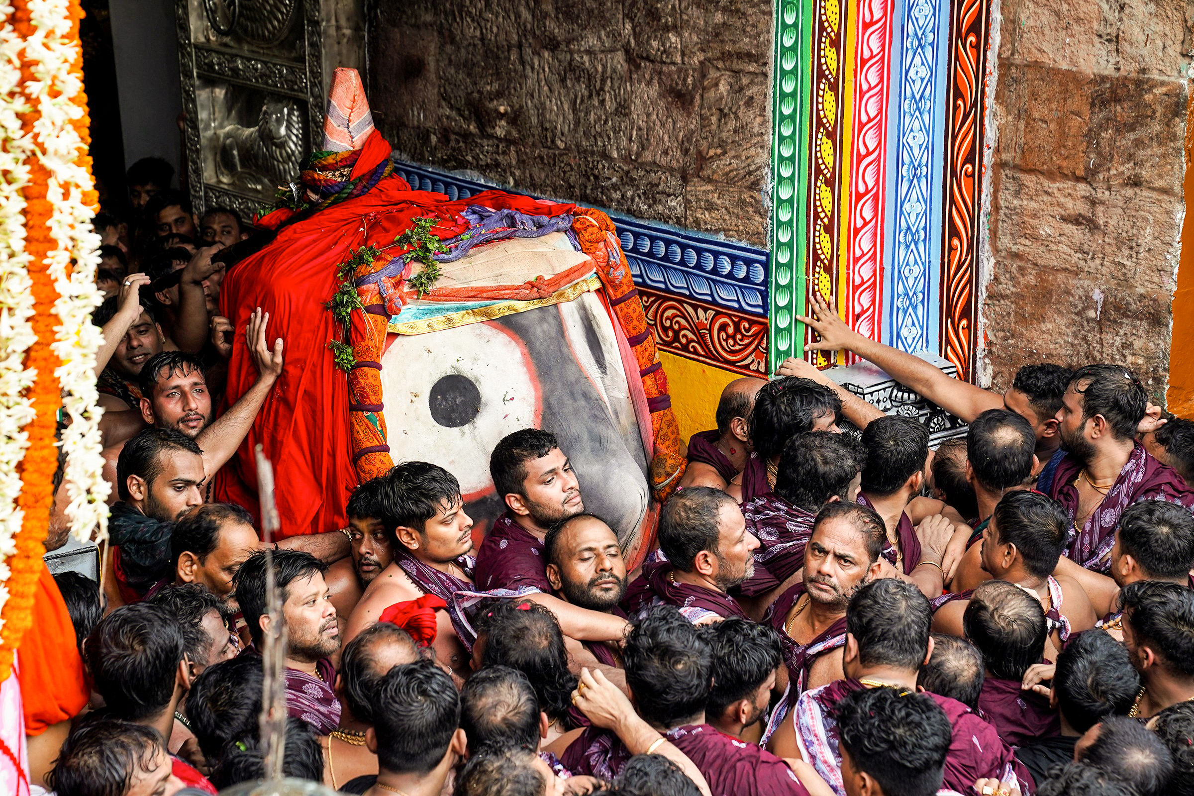 मंदिर के सेवायत भगवान जगन्नाथ को कंधों पर उठाकर गर्भगृह से रथ तक ले गए।