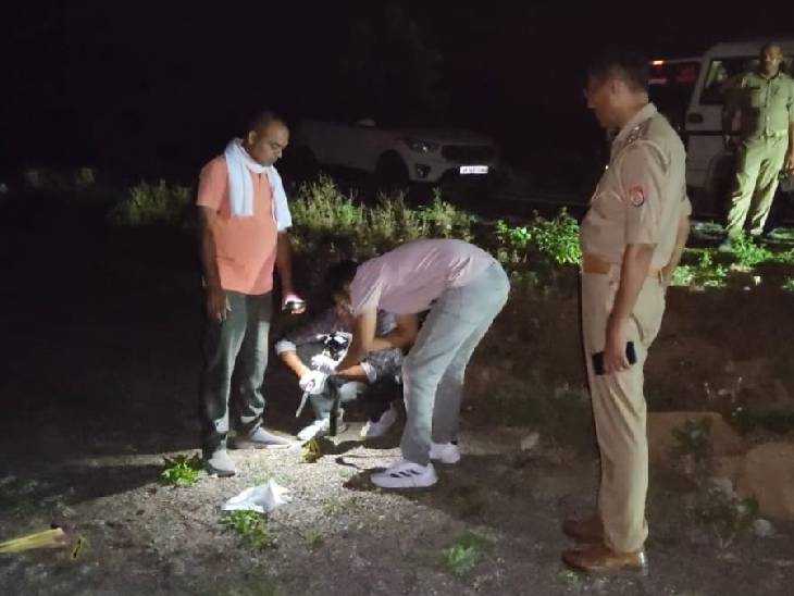 पुलिस मुठभेड़ के बाद मौके की जांच पड़ताल करती फोरेंसिक टीम।