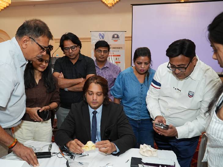 वर्कशॉप में AI और डिजिटल तकनीक से इम्प्लांट की जानकारी देते एक्सपर्टस।