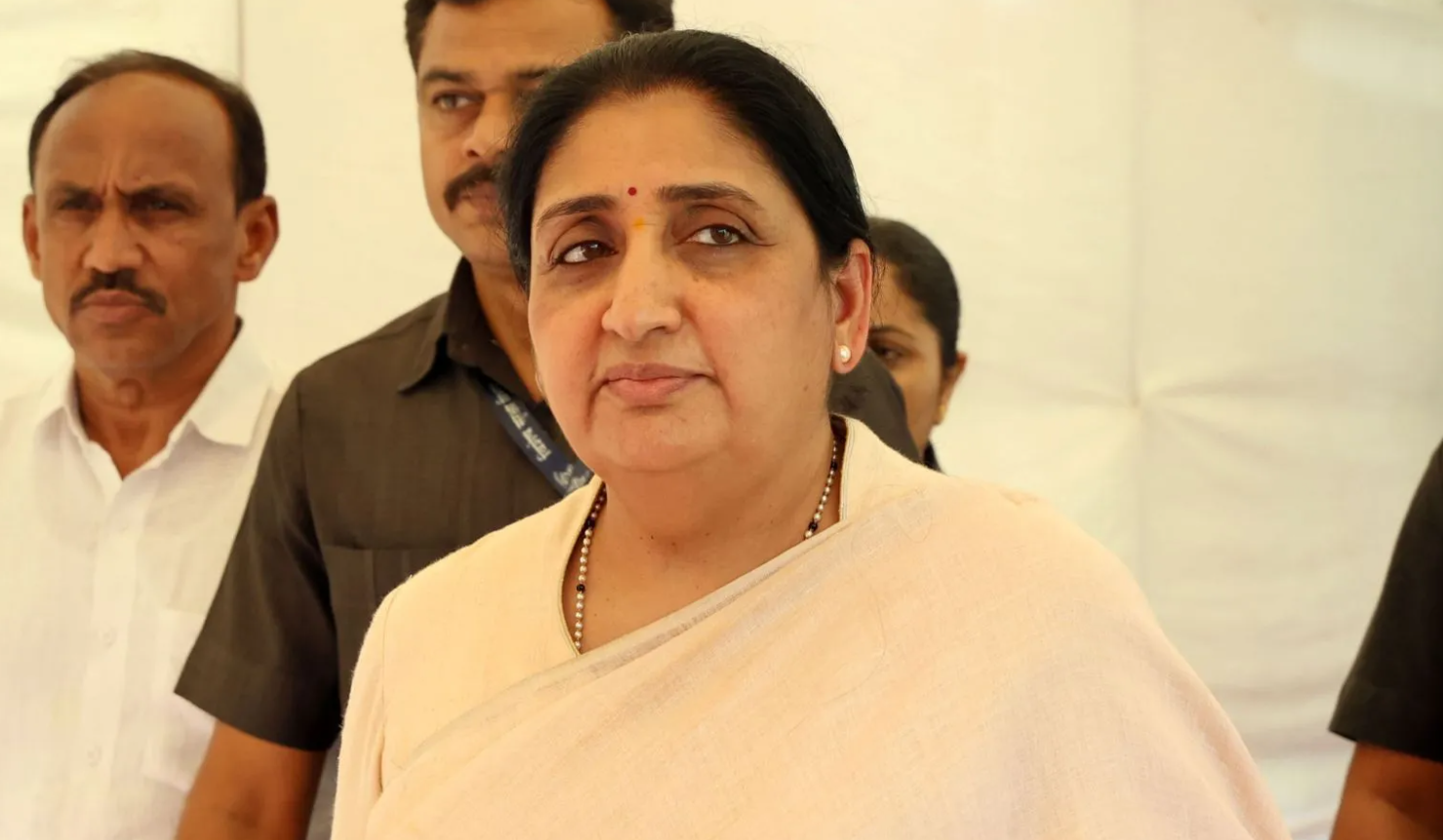 16 जुलाई को महाराष्ट्र की डिप्टी सीएम और NCP अजित गुट की नेता सुनेत्रा पवार ने कहा, ‘महिला आरक्षण बिल बहुत जरूरी है। महिलाओं को राजनीति में उनका हक मिलना चाहिए। हम परिसीमन का भी समर्थन करते हैं। यह राष्ट्रीय हित में है।’