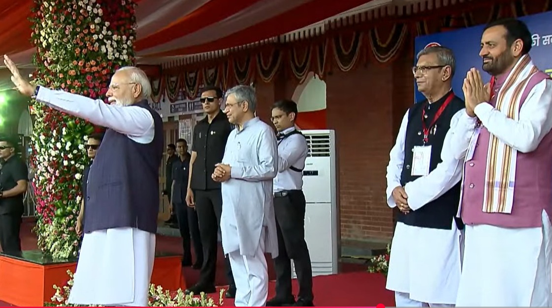 सुबह 11.20 बजे प्रधानमंत्री नरेंद्र मोदी ने जींद रेलवे स्टेशन पर हाइड्रोजन ट्रेन को सोनीपत के लिए रवाना किया।