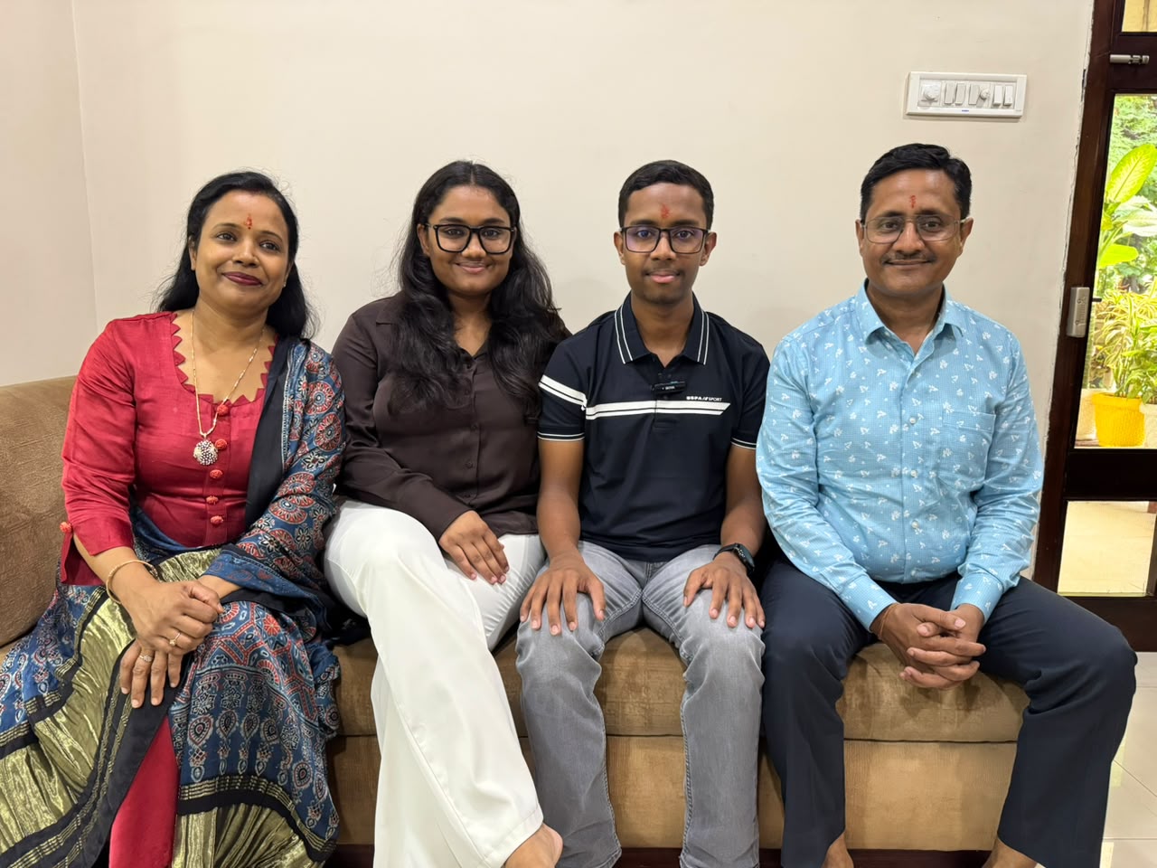 अपने परिवार के साथ रायपुर के शिप्रक गोयल।