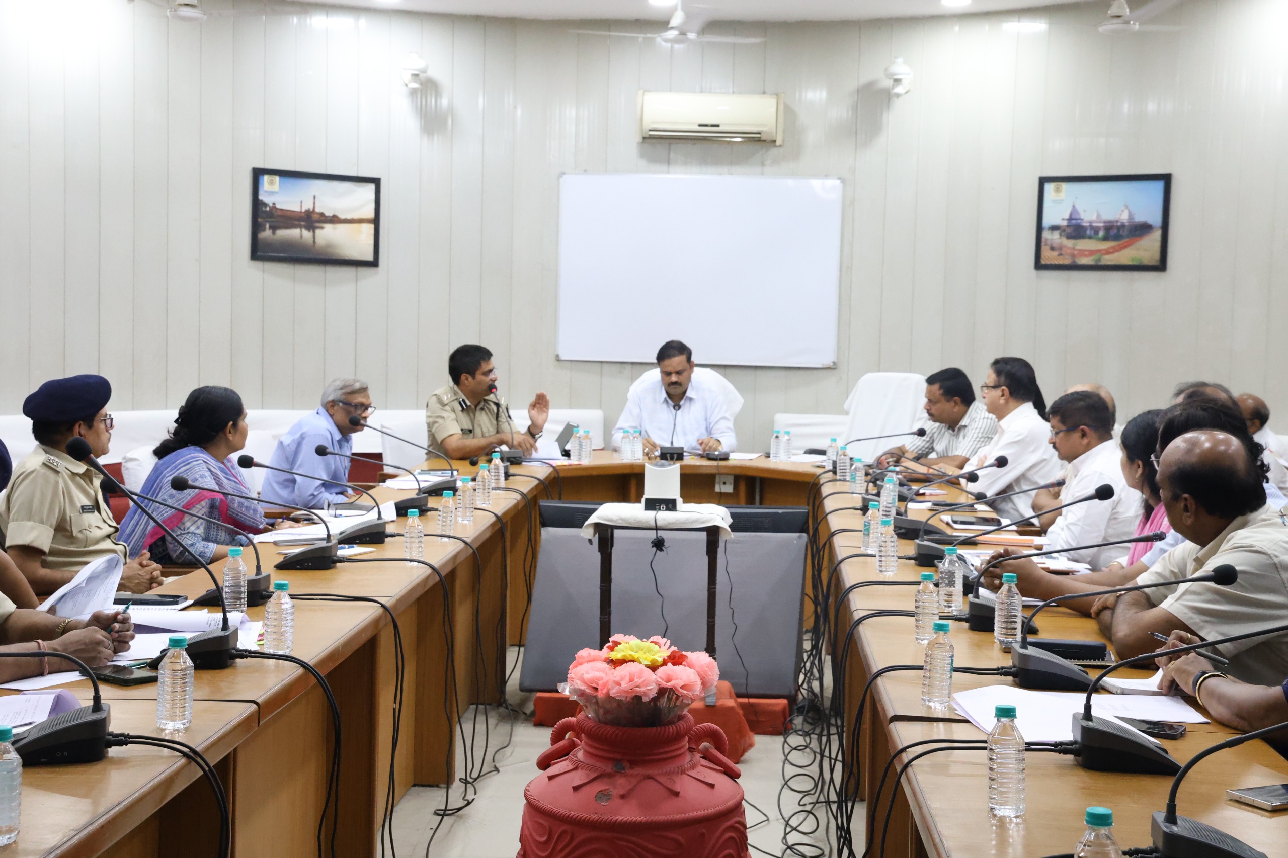 बैठक में सभी संबंधित विभागों के अधिकारी उपस्थित थे.