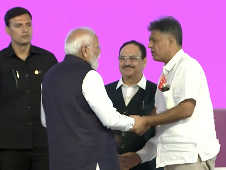 जनसभा को संबोधित करने के बाद प्रधानमंत्री नरेंद्र मोदी ने चंडीगढ़ के कांग्रेस सांसद मनीष तिवारी से हाथ मिलाया और बातचीत की।