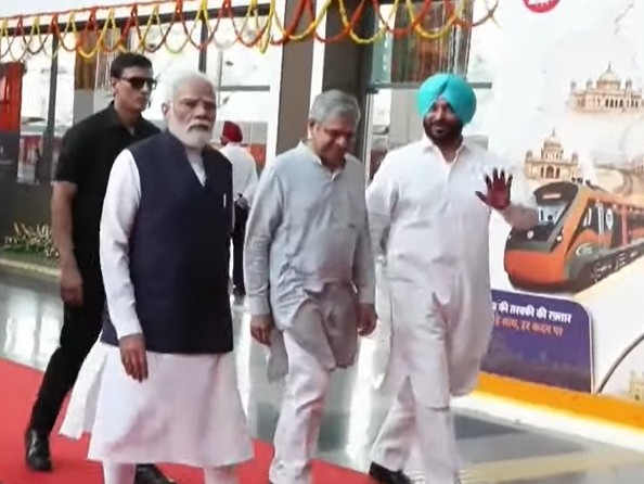 जालंधर कैंट स्टेशन पर पीएम के साथ रवनीत बिट्टू, रेल मंत्री अश्वनी वैष्णव और राज्यपाल गुलाब चंद कटारिया। - Dainik Bhaskar