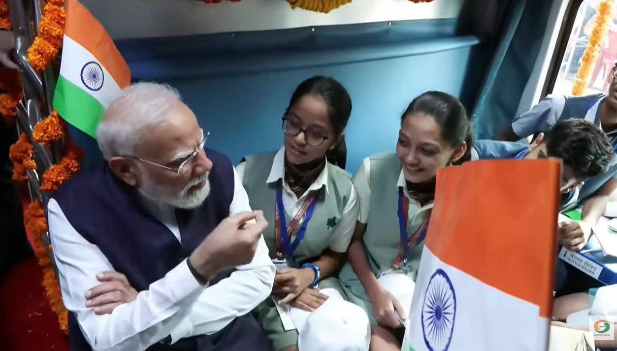 पीएम मोदी ने जालंधर कैंट रेलवे स्टेशन पर संत रविदास ट्रेन का उद्घाटन करने से पहले ट्रेन में जाकर बच्चों व यात्रियों से बातचीत की। इस दौरान उनके साथ केंद्रीय रेल मंत्री भी मौजूद रहे।