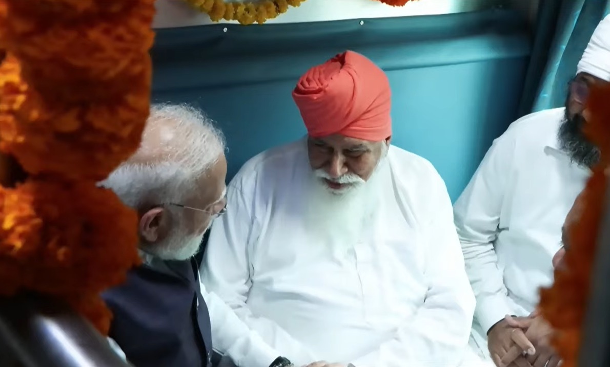 PM मोदी ने अमृतसर-वाराणसी सतगुरू रविंदास एक्सप्रेस में डेरा सचखंड बल्लां के संत निरंजन दास से बात की। इससे पहले पीएम उनके डेरे जाकर पैर भी छू चुके हैं।