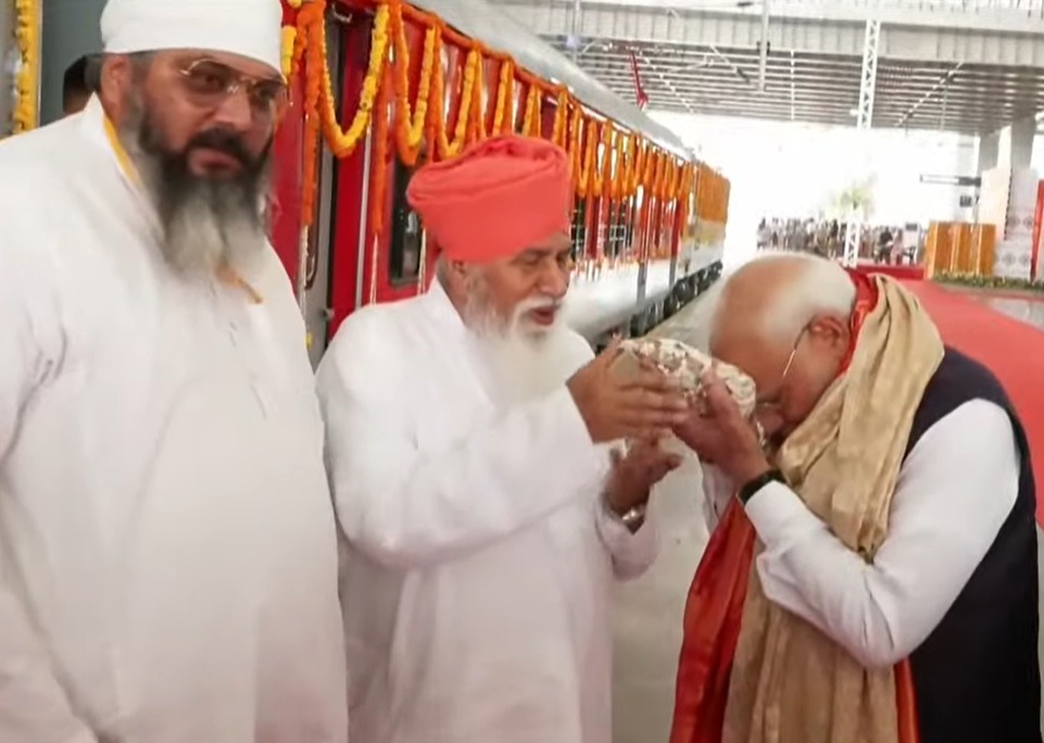 जालंधर कैंट रेलवे स्टेशन पर डेरा सचखंड बल्लां के संत निरंजन दास ने प्रधानमंत्री मोदी का स्वागत किया