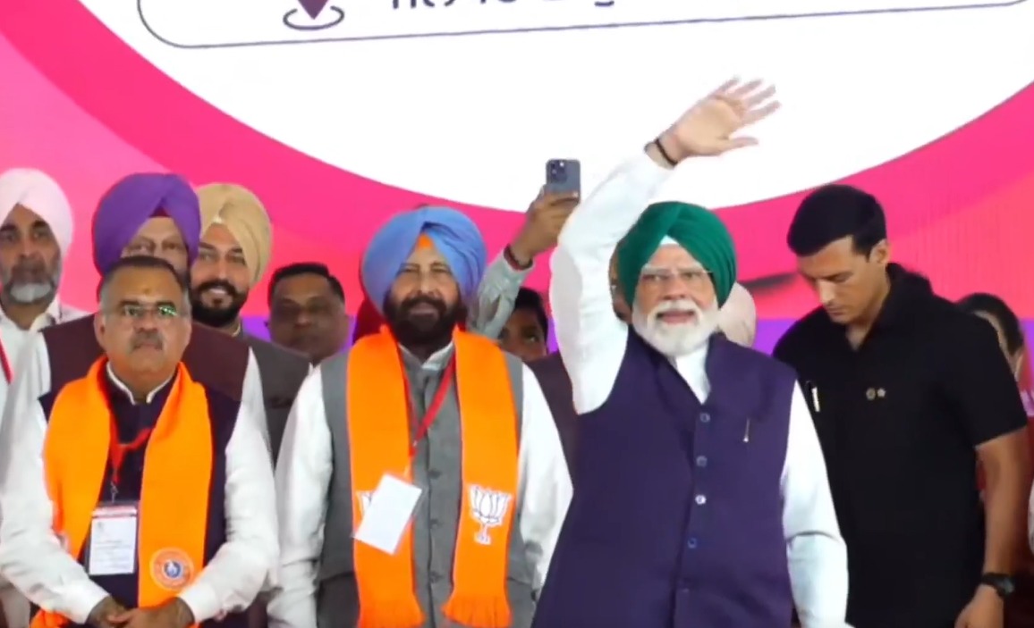 जांलधर कैंट में पीएम मोदी हरे रंग की पगड़ी पहनकर स्टेज पर पहुंचे। हरी पगड़ी पंजाब कि किसानी की निशानी है। पीएम ने पंजाब के किसानों के लिए सोचने का सीधा संदेश दिया है। इसके साथ ही हरित पंजाब और खुशहाल पंजाब का भी संदेश दिया है।